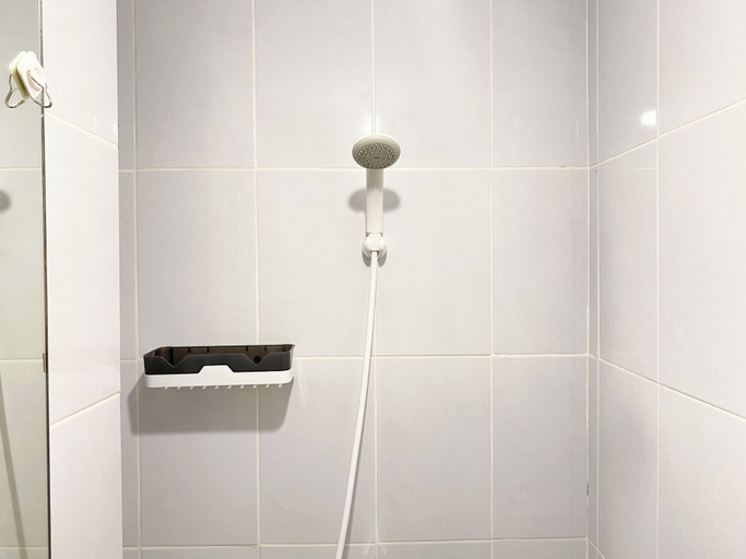 Bathroom 3, Cozy Studio Room At Tokyo Riverside Pik 2 Apartment, Tangerang