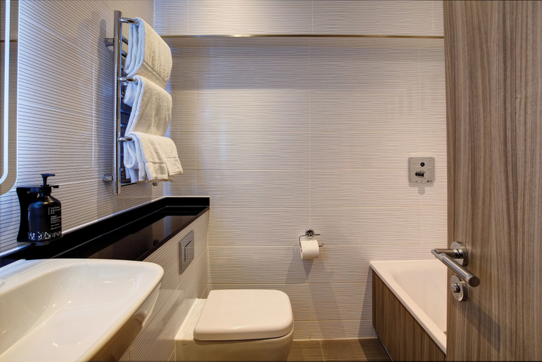 Bathroom 5, City Sleeper at Royal National Hotel, London