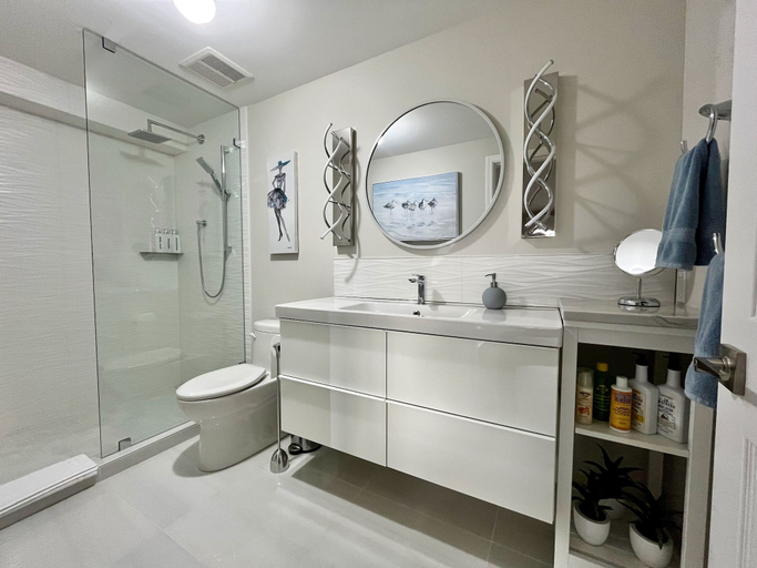 Bathroom 4, Lake and the City Bed and Breakfast, Central Okanagan