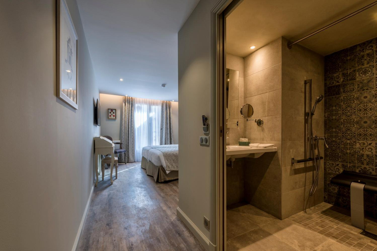 Bathroom 4, Nouvel Hotel du Commerce, Alpes-de-Haute-Provence