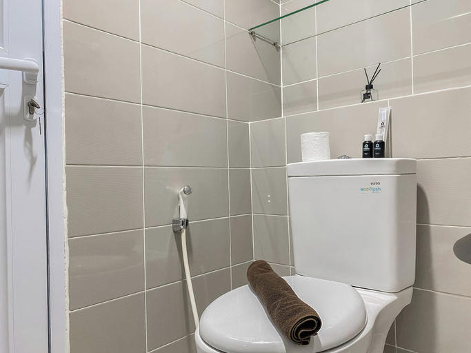 Bathroom 2, Good And Homey Studio Apartment At Springhill Terrace Residence, Central Jakarta