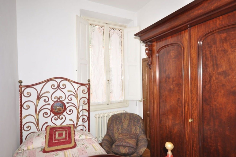 Room 3, Ermione, Florence