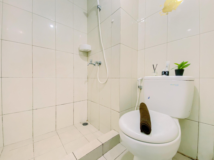 Bathroom 3, Cozy And Homey Studio At Springlake Summarecon Bekasi Apartment, Bekasi