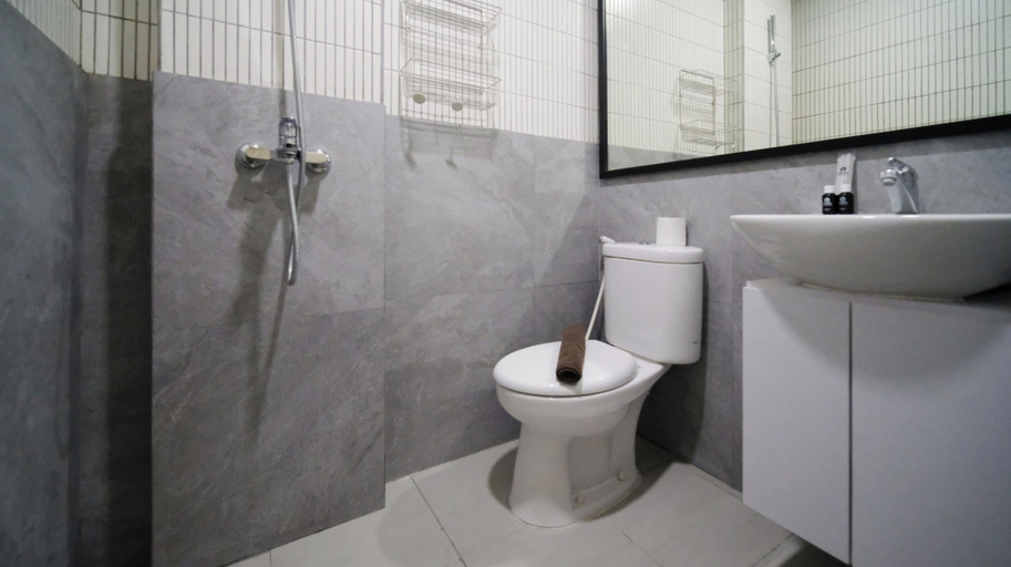 Bathroom 3, Restful And Tidy 2Br At Benson Supermall Mansion Apartment, Surabaya