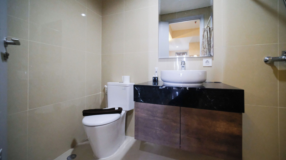Bathroom 2, Nice And Comfortable Living 1Br At Grand Sungkono Lagoon Apartment, Surabaya