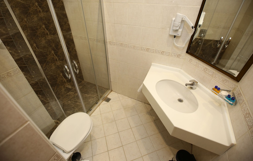 Bathroom 3, Peak Star Hotel, Beyoğlu