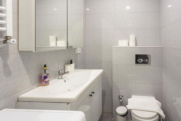Room 2, Missafir Central and Refreshing Flat in Beyoglu, Beyoğlu