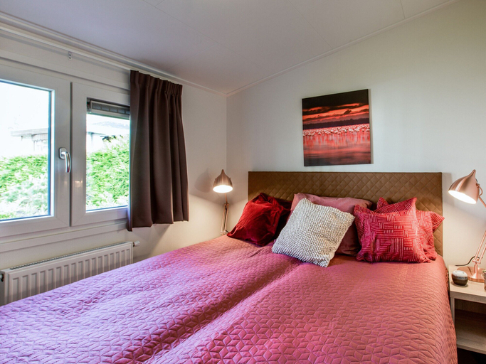 Room 2, Modern Chalet With Dishwasher in Noordwijk Near the Sea, Noordwijk