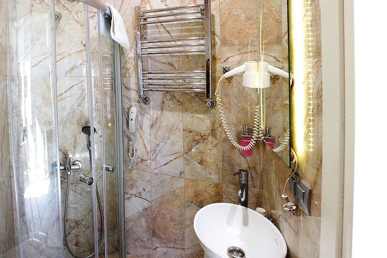 Bathroom 3, RAGIP PASHA APARTMENTS, Beyoğlu