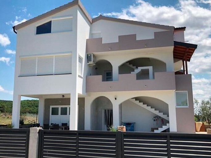 Exterior & Views 2, Delightful Apartment in Radovin With Garden, Ražanac