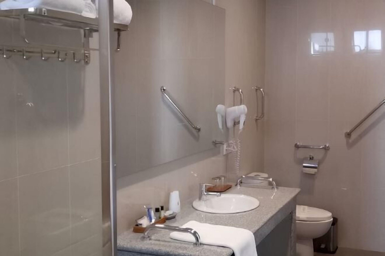 Bathroom 10
