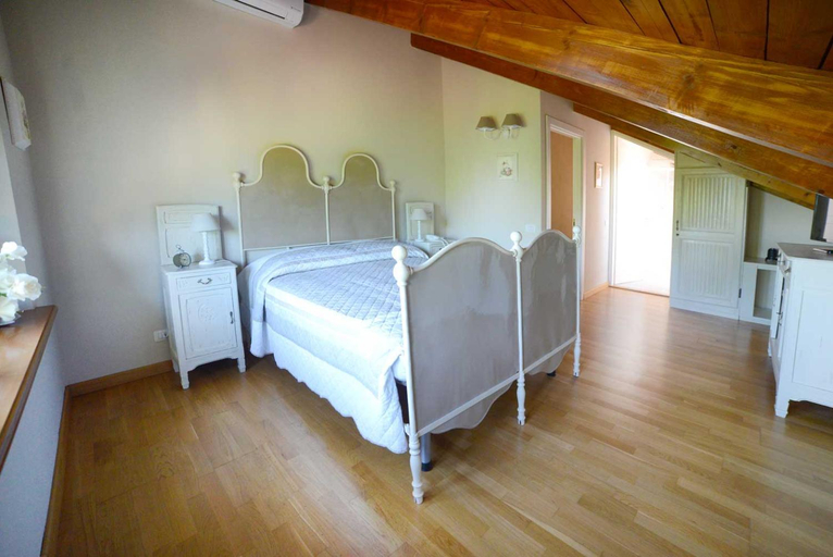 Others 4, Tenuta degli Angeli Rossi, Asti