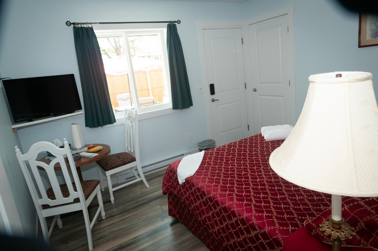 Bedroom 2, Guest Suite Private Retreat for 2 Guests With AC - 4 Units Available, Fraser Valley