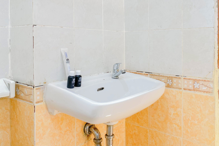 Bathroom 3, Good And Cozy Studio (Free Ipl & Utilities) Grand Palace Kemayoran Apartment, Jakarta Pusat