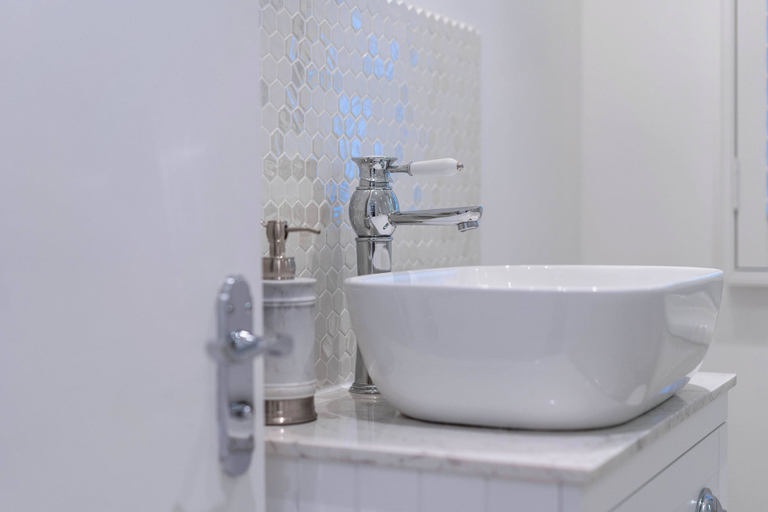 Bathroom 3, Central Apartment with Patio - Sofa Bed, Gloucestershire
