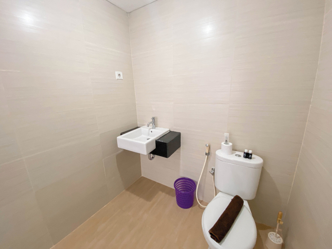 Bathroom 4, Spacious And Minimalist 3Br At Gateway Pasteur Apartment, Bandung