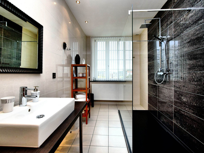 Bathroom 3, Countryside Escape for 9, Namur