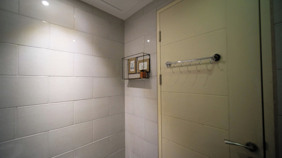 Bathroom 5, Simple And Modern Studio (No Kitchen) Anderson Supermall Mansion Apartment, Surabaya