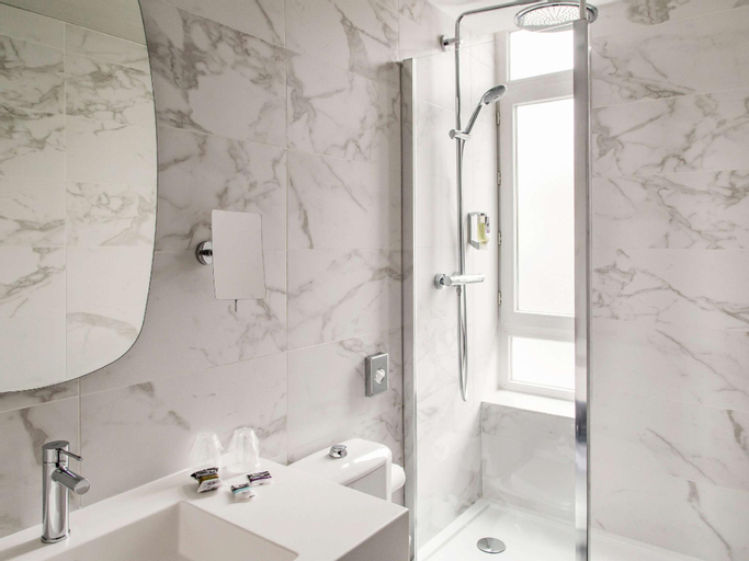 Bathroom 16