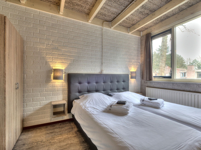 Room 5, Restyled Bungalow with Dishwasher near Nature Reserve, Weert