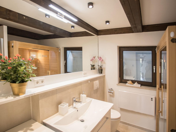 Bathroom 3, Modern Ferienhaus Nahe von Winterberg mit Garten, Hochsauerlandkreis