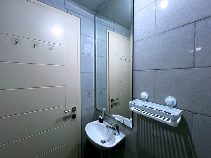 Bathroom 5, Compact and Best Choice Studio at Anderson Supermall Mansion Apartment By Travelio, Surabaya