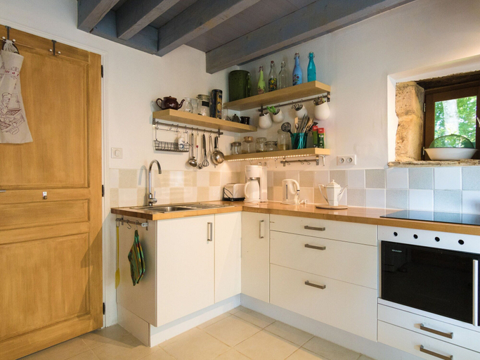 Private kitchen 2, Beautiful Property With Three Houses, Three Swimming Pools, and Magnificent Views, Dordogne