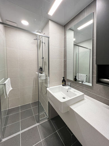 Bathroom 3, Cotice the Bridge, Jung