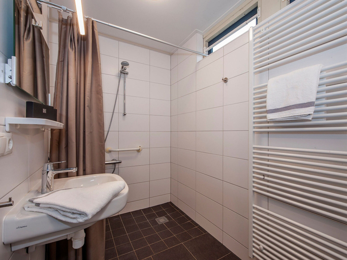 Bathroom, Restyled Bungalow with Dishwasher near Nature Reserve, Weert
