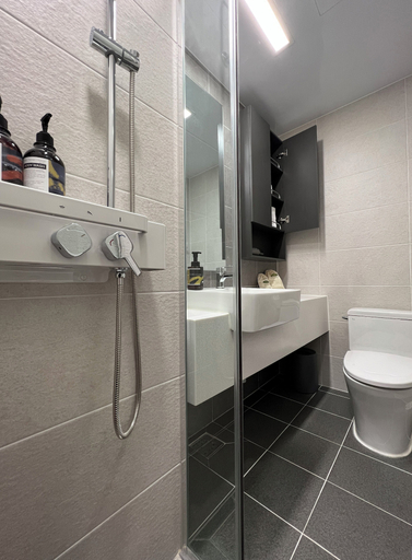 Bathroom 5, Cotice the Bridge, Jung