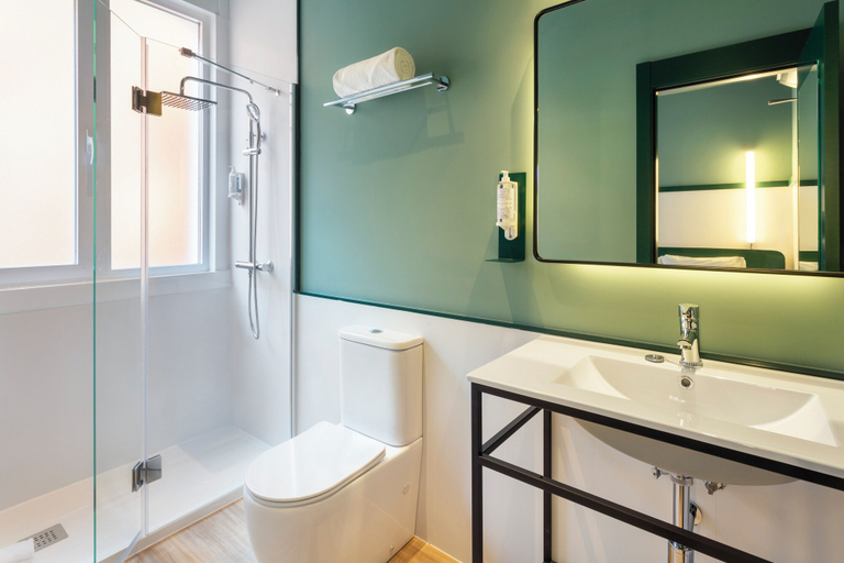 Bathroom 5, B&B Hotel Madrid Centro Plaza Mayor, Madrid
