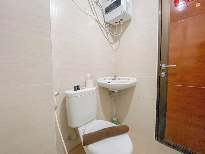 Bathroom 3, Homey Designed 3Br At Gateway Pasteur Apartment, Bandung
