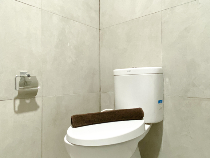 Bathroom 5, Studio Nice and Homey Studio at Pollux Chadstone Apartment By Travelio, Cikarang