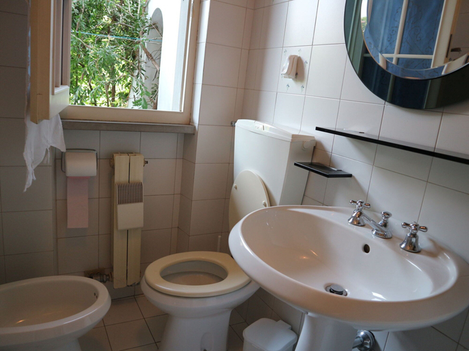 Bathroom 5, Nice Holiday Home in Marina di Massa near Beach, Massa Carrara