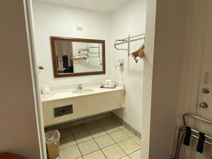 Bathroom 5, Desert Sands Inn And Suites, Bernalillo