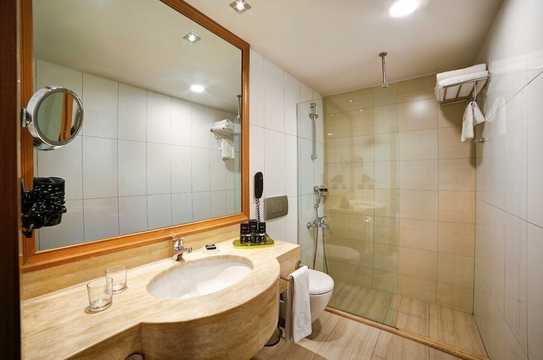Bathroom 4, Occidental Istanbul City, Beşiktaş