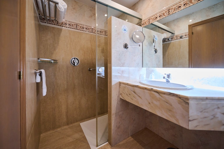 Bathroom 14