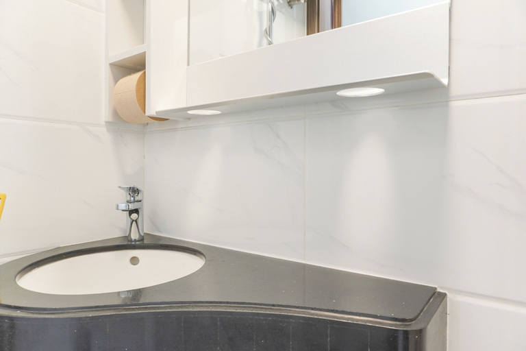 Bathroom 3, Comfortable Studio At Sky House Bsd Apartment Next To Aeon Mall, South Tangerang