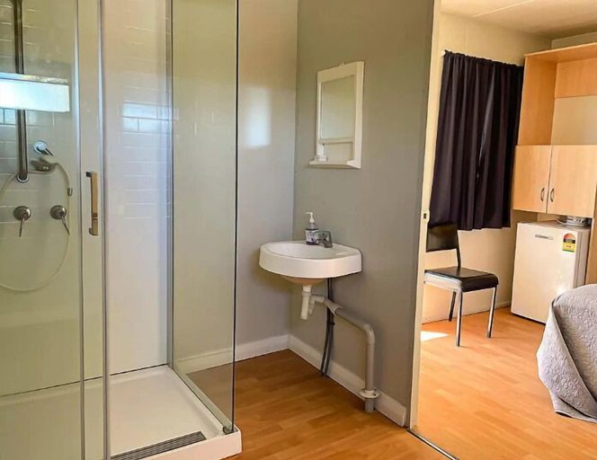 Bathroom 3, Badgi tavern, Dandaragan