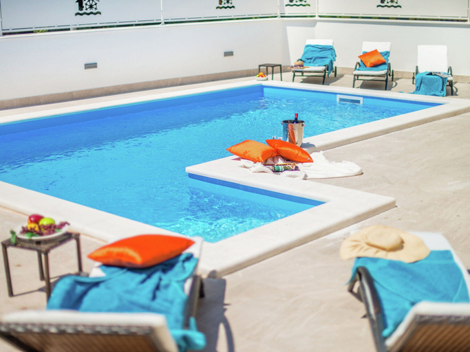 Others 5, Modern Villa with Private Pool & Hot Tub near Center & Beach, Novigrad