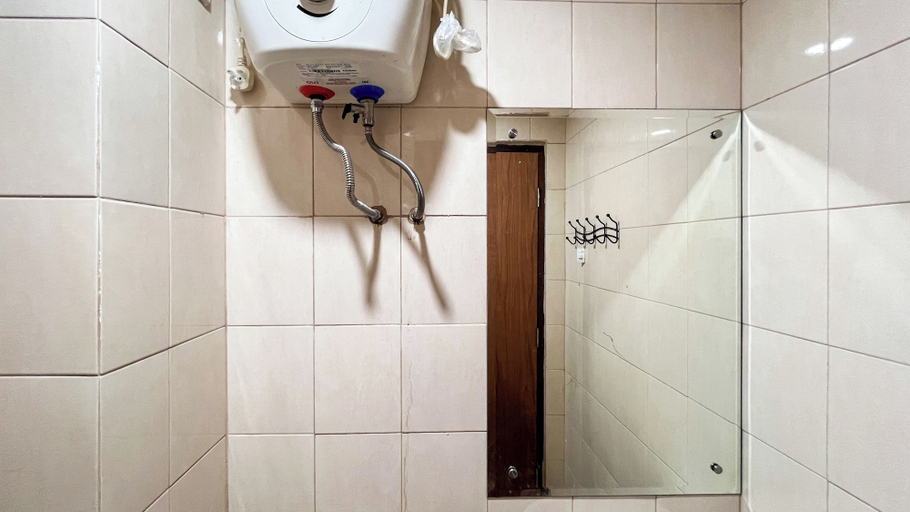Bathroom 5, Good Deal And Homey Studio At Vida View Makassar Apartment, Makassar