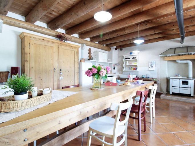 Dining 5, Holiday Home in Feltre With Garden BBQ, Belluno