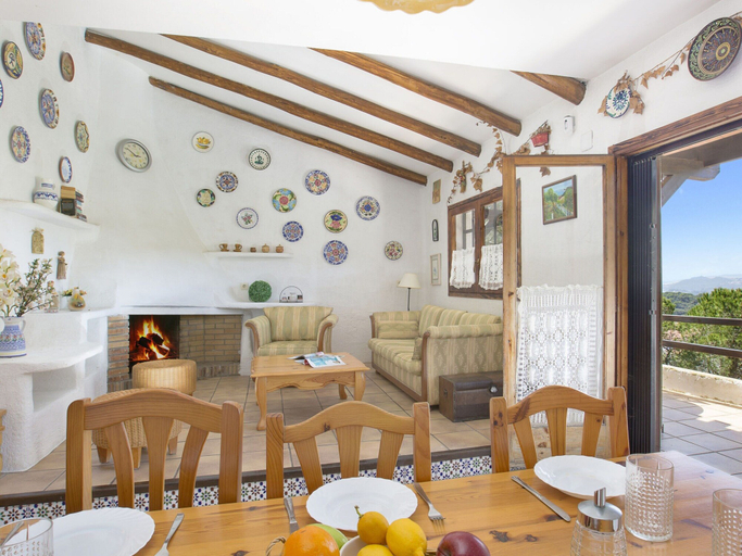 Dining 5, Villa on a Hill With Private Pool, Girona