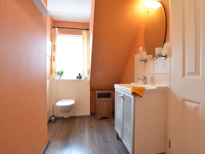 Bathroom 3, Hubsches Appartement in Am Salzhaff mit Kamin, Rostock
