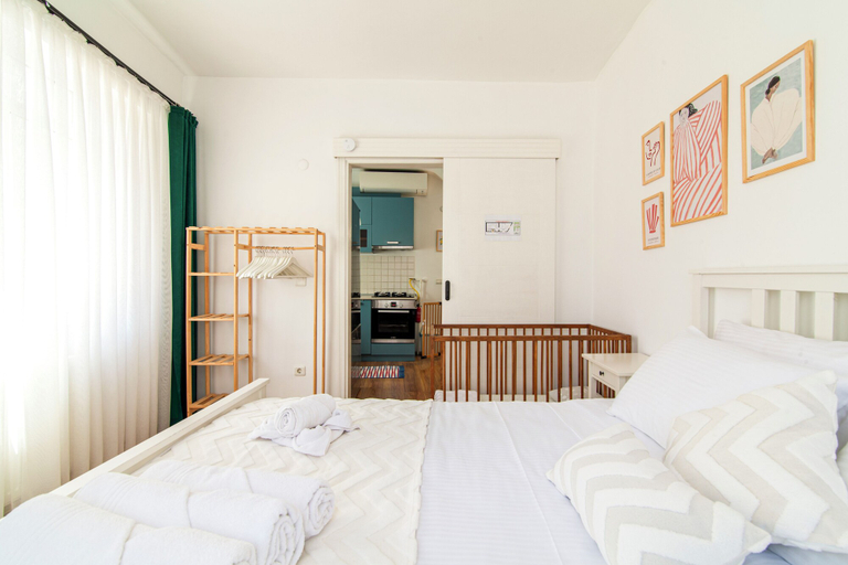Room 2, Bostanüstu Dere Sokağı, Beşiktaş
