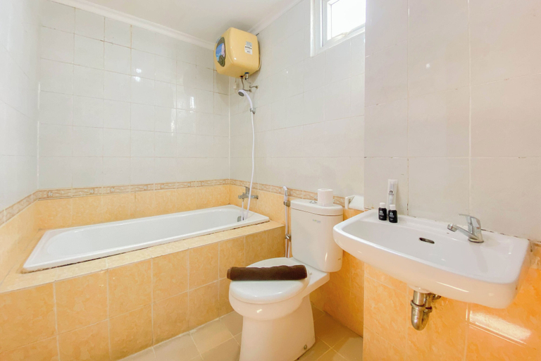 Bathroom 3, Restful Studio (Free Ipl & Utilities) Grand Palace Kemayoran Apartment, Jakarta Pusat