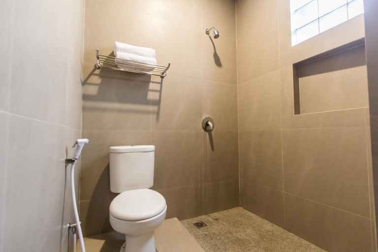 Bathroom 3, Kuta Legian Inn, Badung