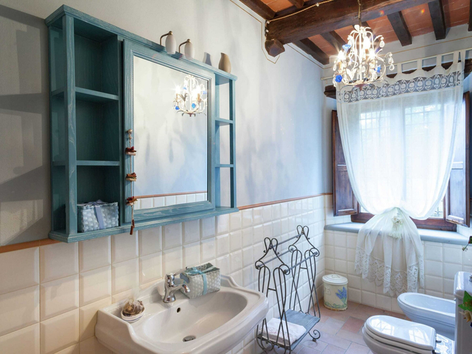 Bathroom 4, Castiglione di Garfagnana Haven, Lucca