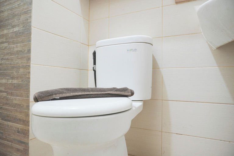 Bathroom 2, Homey And Modern Studio At Sky Terrace Apartment, Jakarta Barat