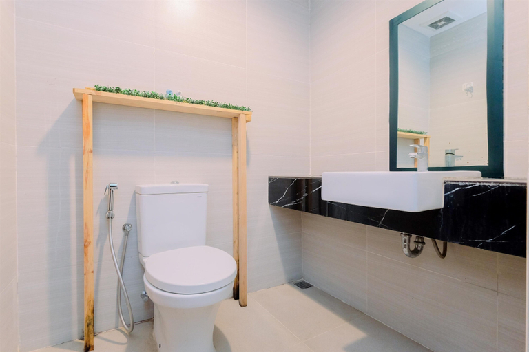 Bathroom 2, Comfortable and Complete Studio for Family at West Vista Apartment, Jakarta Barat